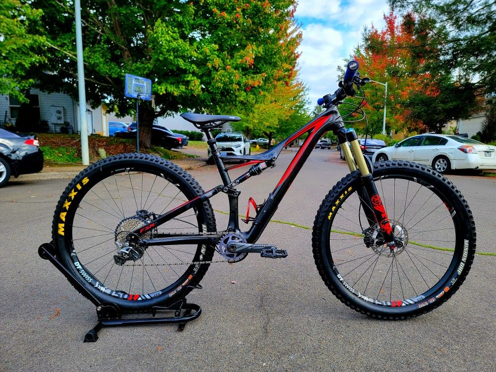 Specialized Stumpjumper Expert 6Fattie Carbon (Large)/ 27.5 DT-Swiss XR 150