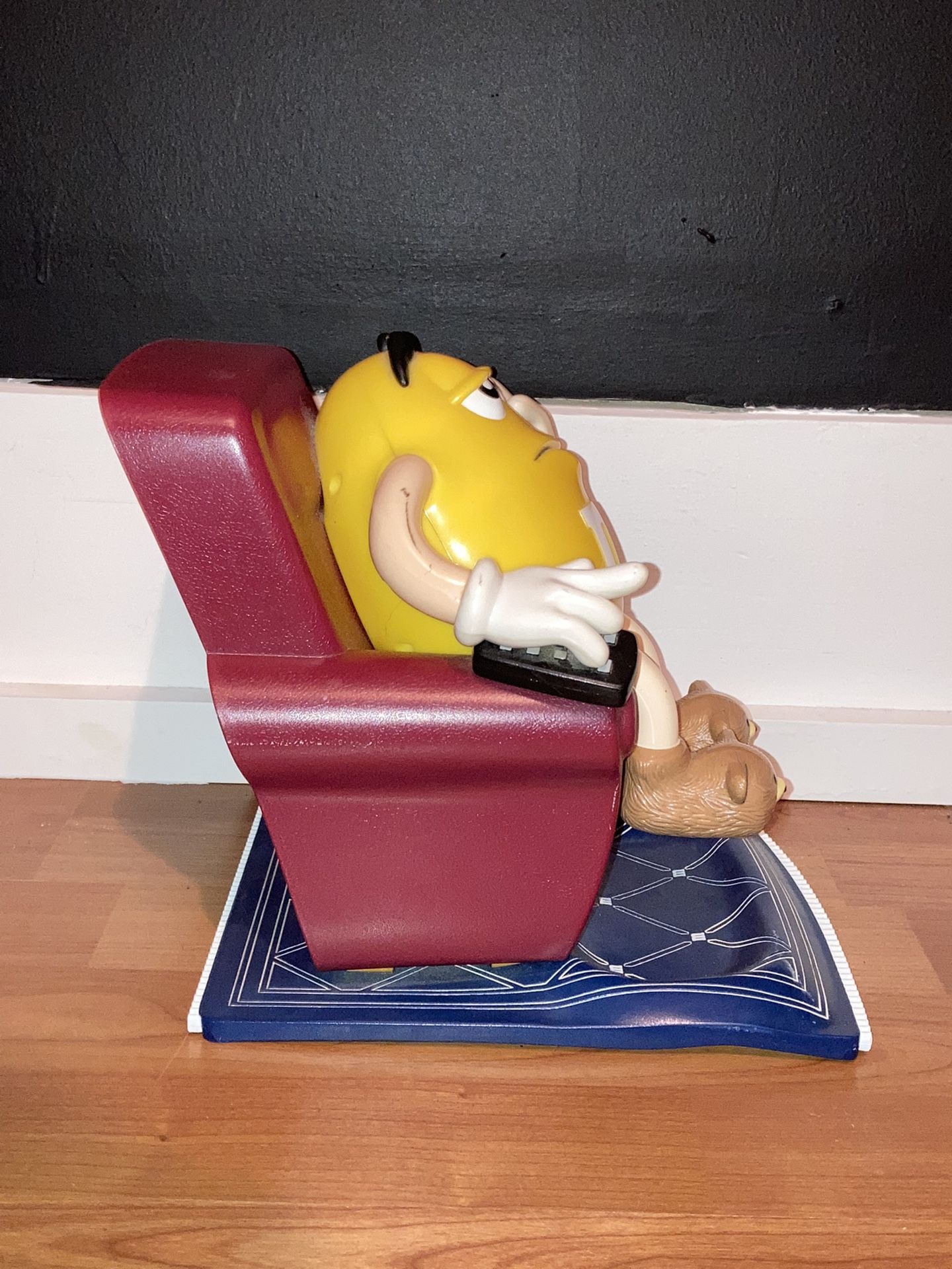 Vintage 1999 M&M Collectable Candy er Yellow Peanut M&M In Recliner