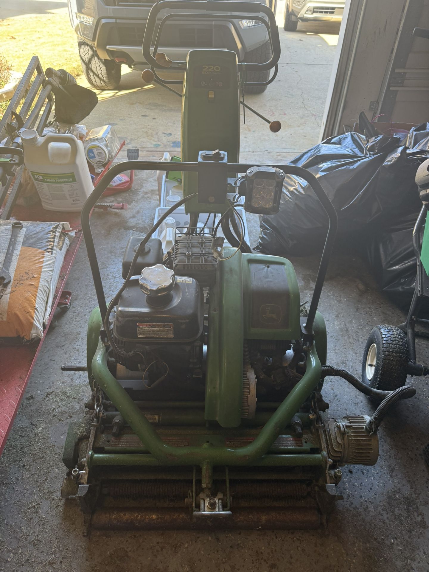 John Deere 220 ECut reel Mower