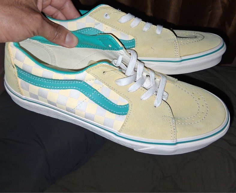 vans size 10.5 shoes 40 dollar each cada una