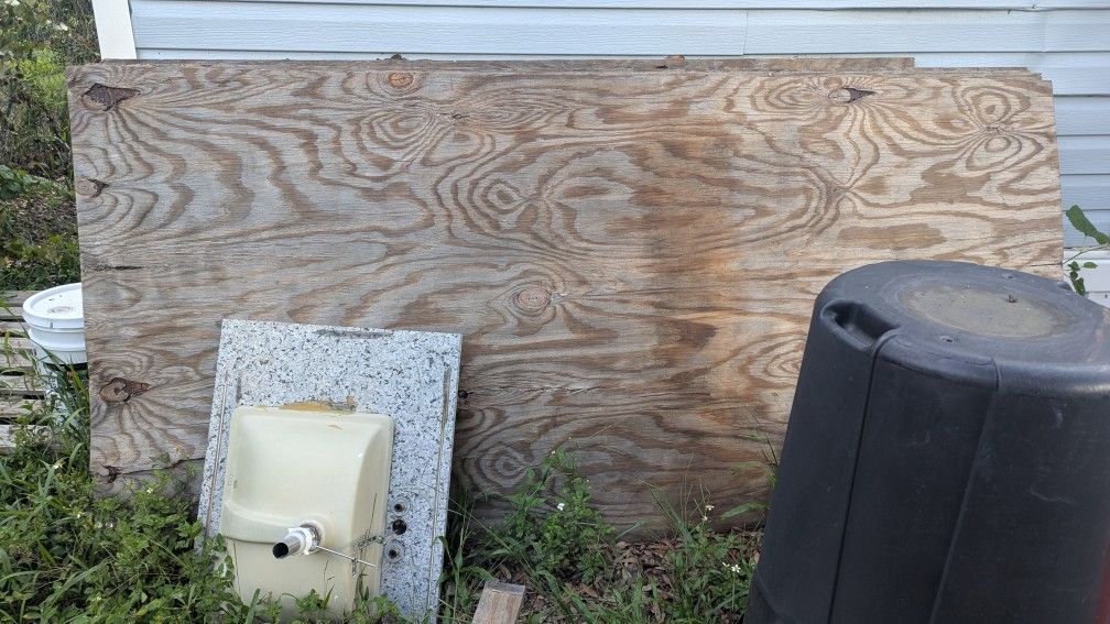 Free Plywood 33612 Pick Up At 6 Pm Only