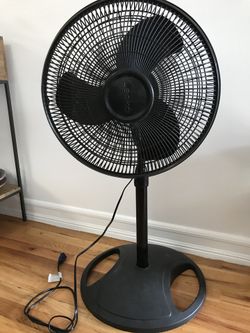 Adjustable Height 16” Oscillating Lasko Pedestal Fan, Black for Sale in New  York, NY - OfferUp