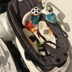 4 Moms Bouncer