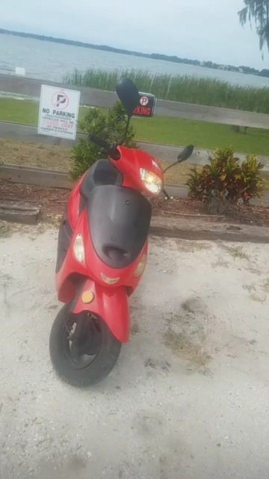 Photo Atmos 50cc Scooter Moped