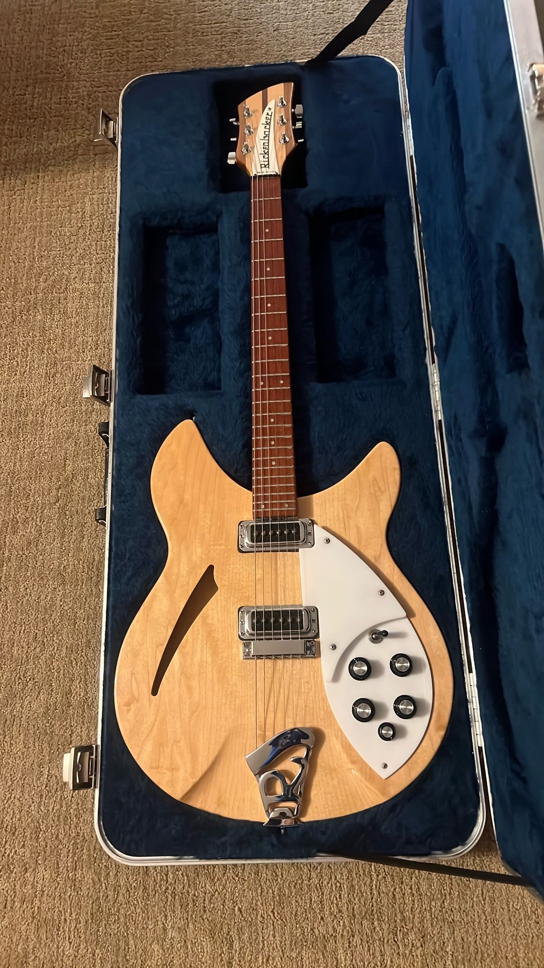 Rickenbacker Mapleglo Hollow Body With Case. 1995 Model Excellent Condition