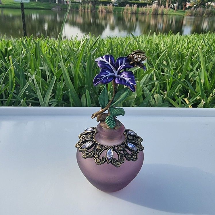 Jeweled Purple Glass Perfume Bottle with Flower & Bee Stopper – Vintage Style