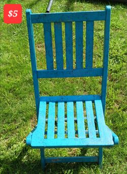 SMALL WOOD CHAIR