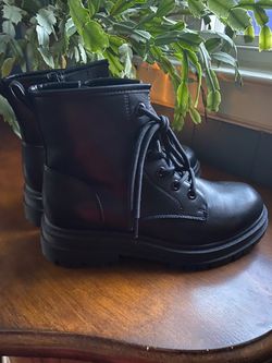 Women’s 8 Black Leather Combat Style Boots