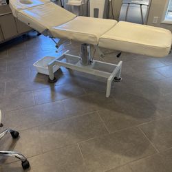 Facial bed