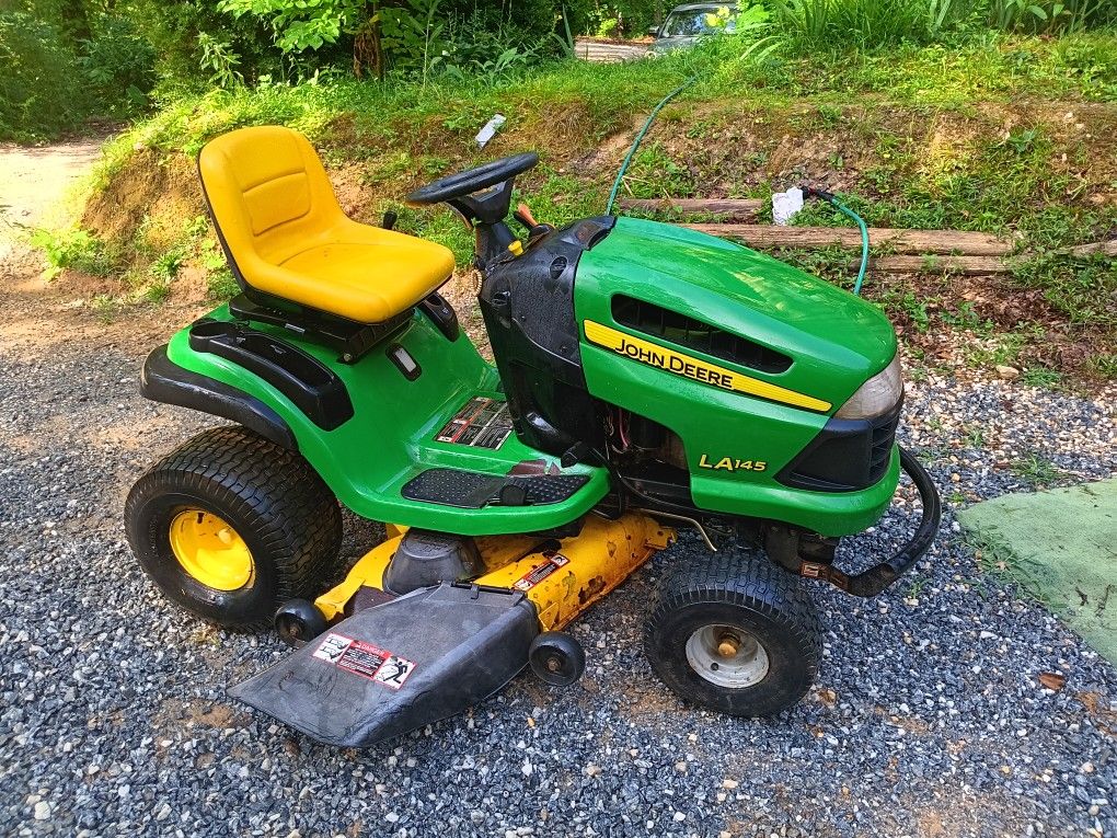 John DEERE LA 145 RIDING MOWER