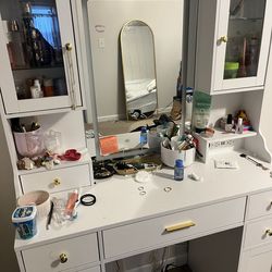 Vanity makeup desk