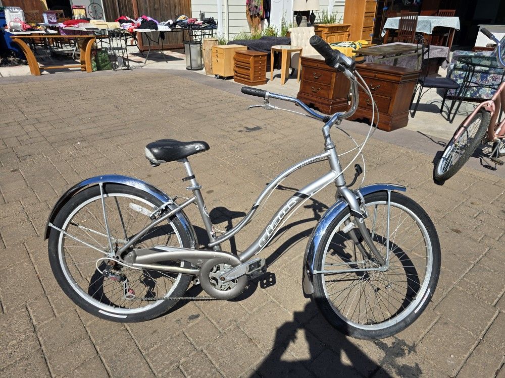26" Giant Simple 7 Seven 7 Speed Cruiser. For men, women , young adult's and taller teens