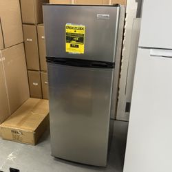 Frigidaire 7.5 Cubic Feet Top Freezer Refrigerator 