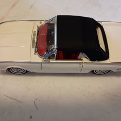 1962 1/24 Scale Ford Thunderbird Model Collectable Car w Box