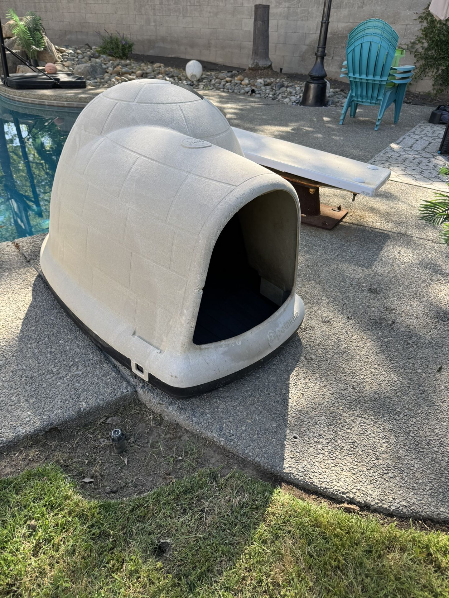XL Dog Igloo