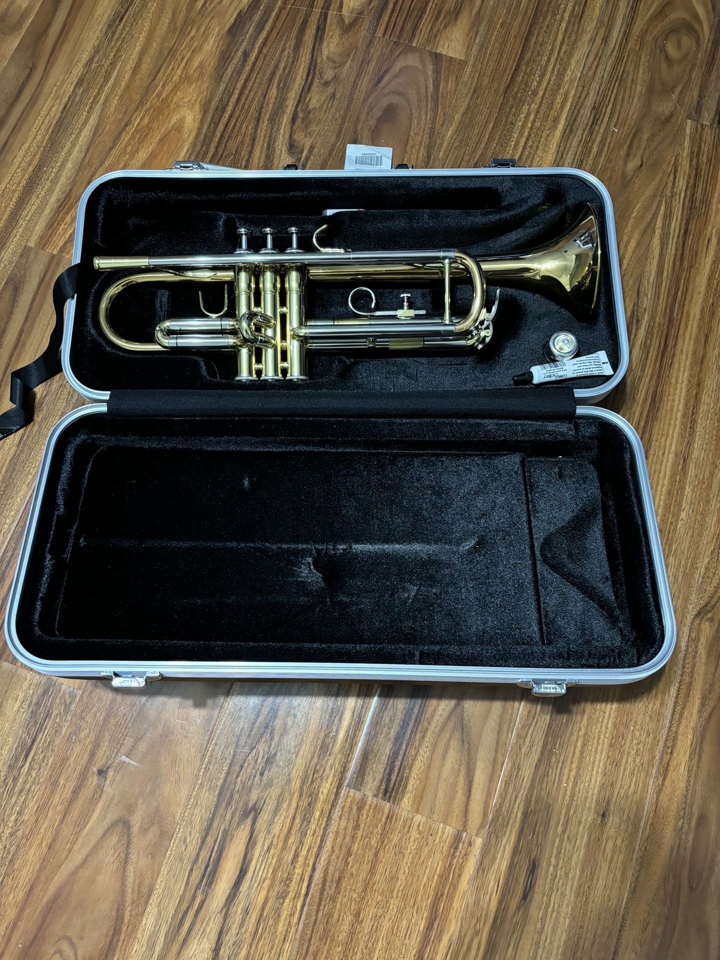 Schmitt Music Trumpet & Stand