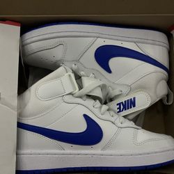 BRAND NEW, NEVER WORN, NIKE SHOES