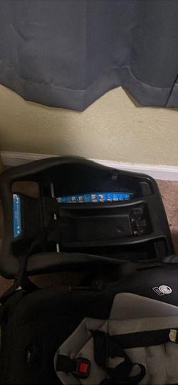 Car seat with 2 separate car base