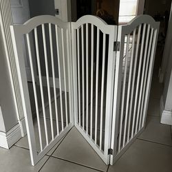 36"H White Freestanding 3 Panel Scallop Top Pet Gate