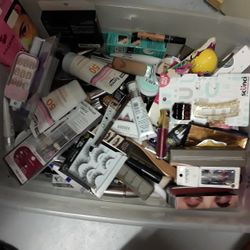 Great Brand New Makeup  In Weeki Wachee Spring Hill