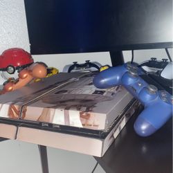 Ps4 and two Controllers 