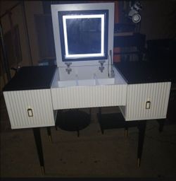 Fluted LED mirro vanity desk