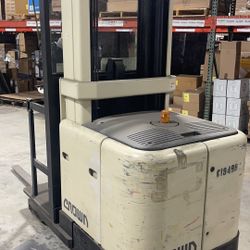 Crown order picker forklift Low Hour