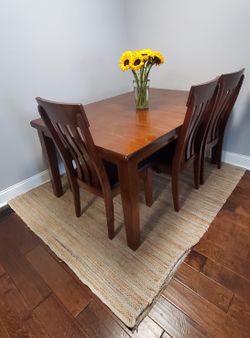 Extendable Dining Room Table With 4 Chairs And A Bench 