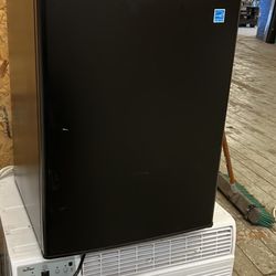 Danby Mini Fridge/ Freezer Like New