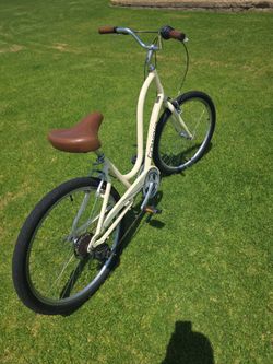 Womens 26 Inch Townie  7 Speed Throttle