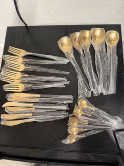 Black and gold silverware set