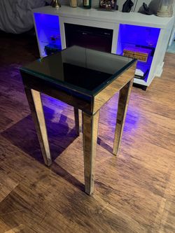 Mirrored Accent Table – Modern Glam Style