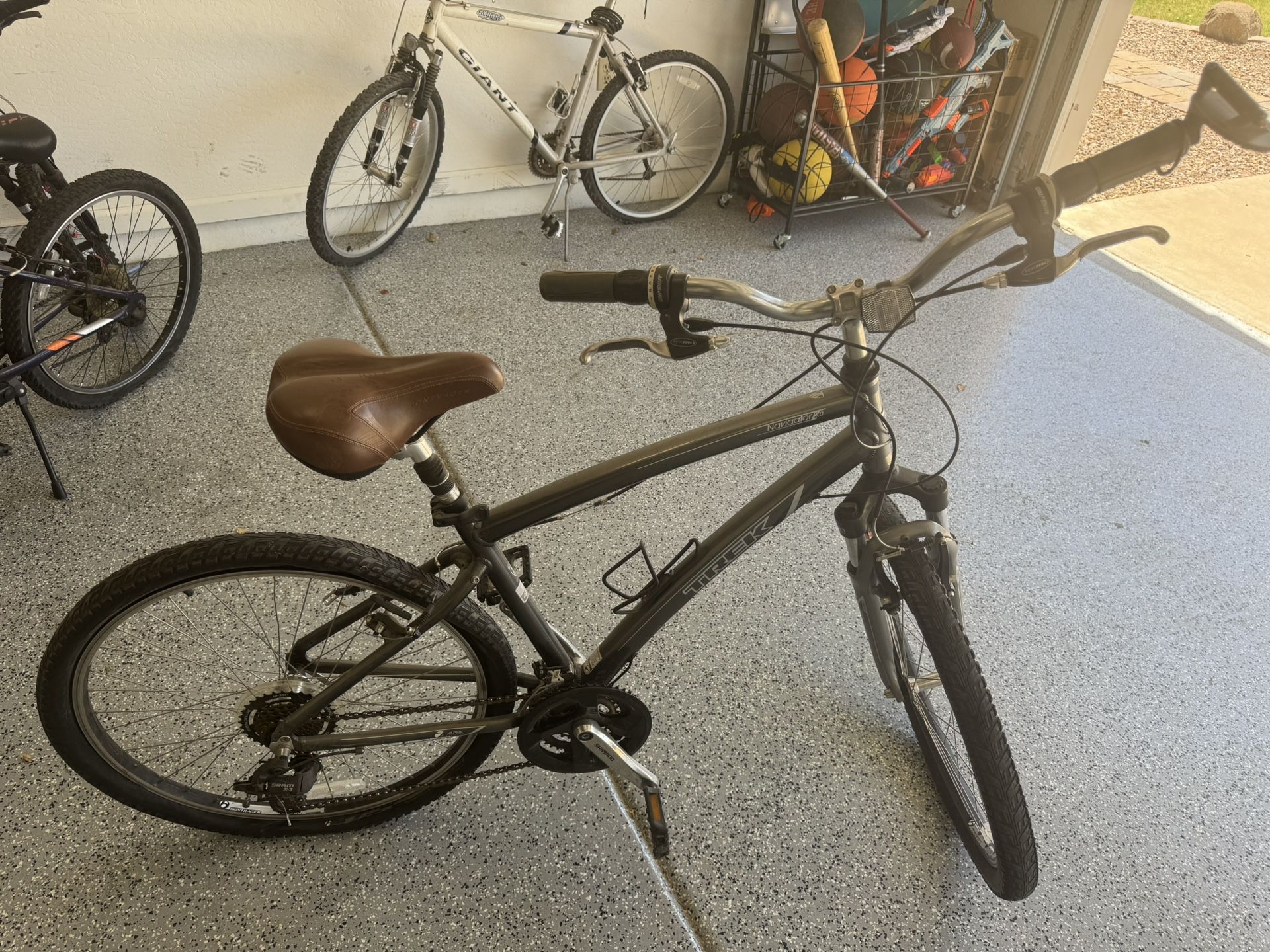 Trek Navigator 2.0 Mountain Bike
