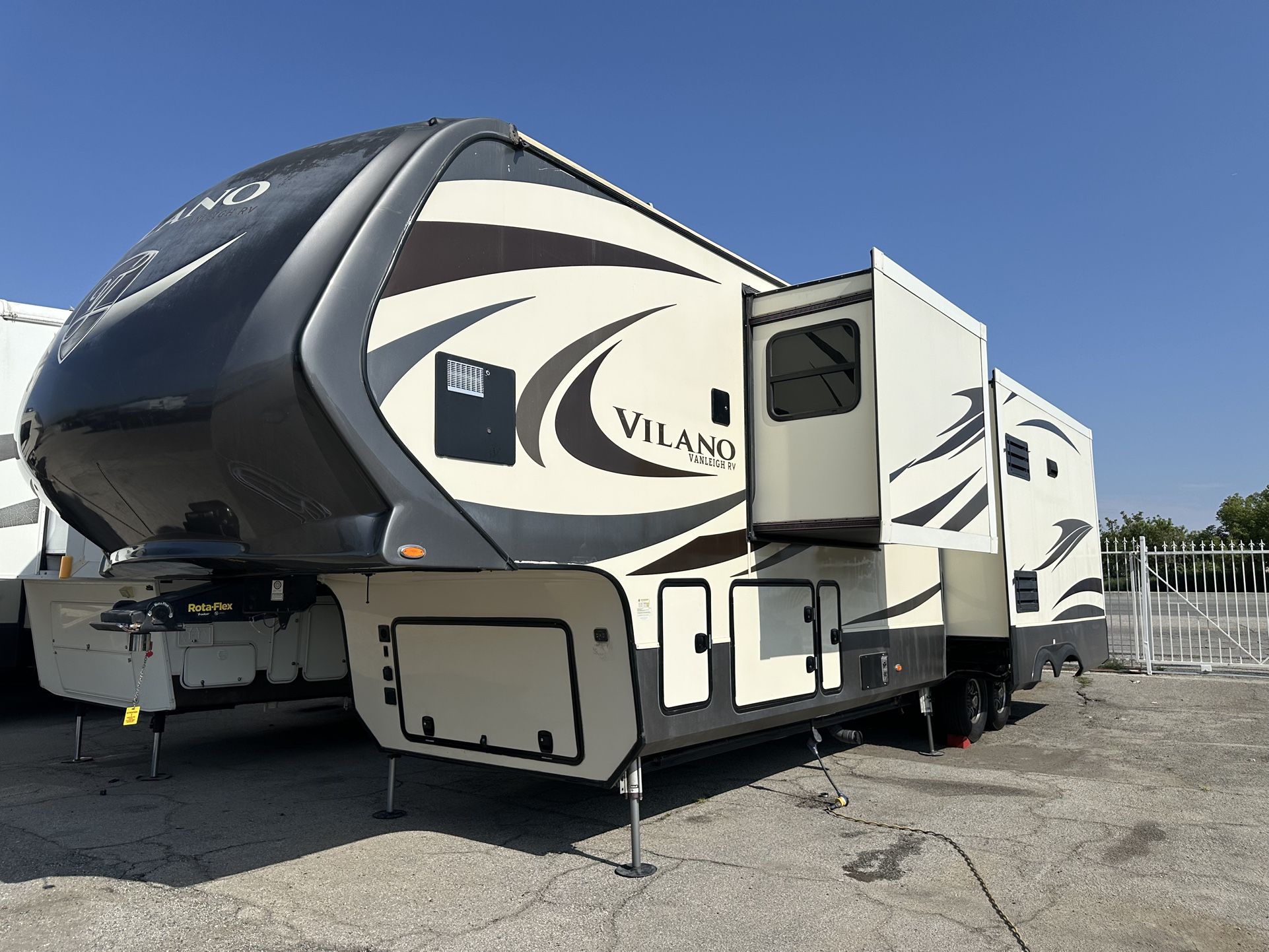 2018 Vanleigh Vilano Fifth Wheel/ Travel Trailer/ Rv