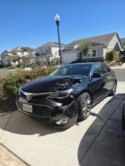 Wrecked 2015 Toyota Avalon xle