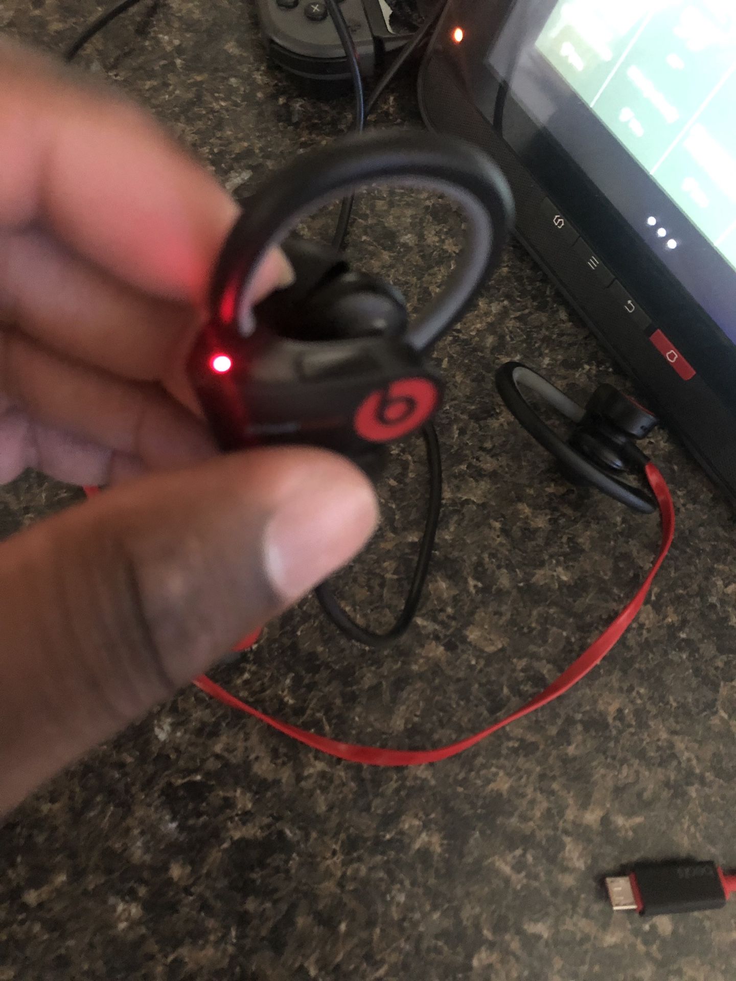 Headphones Power Beats 2s