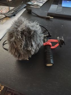 Universal Video Microphone for Phones and Cameras