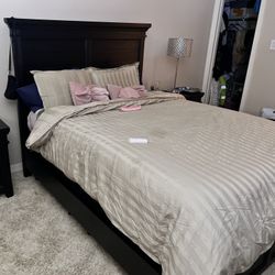 Elkhart Queen Bed Set