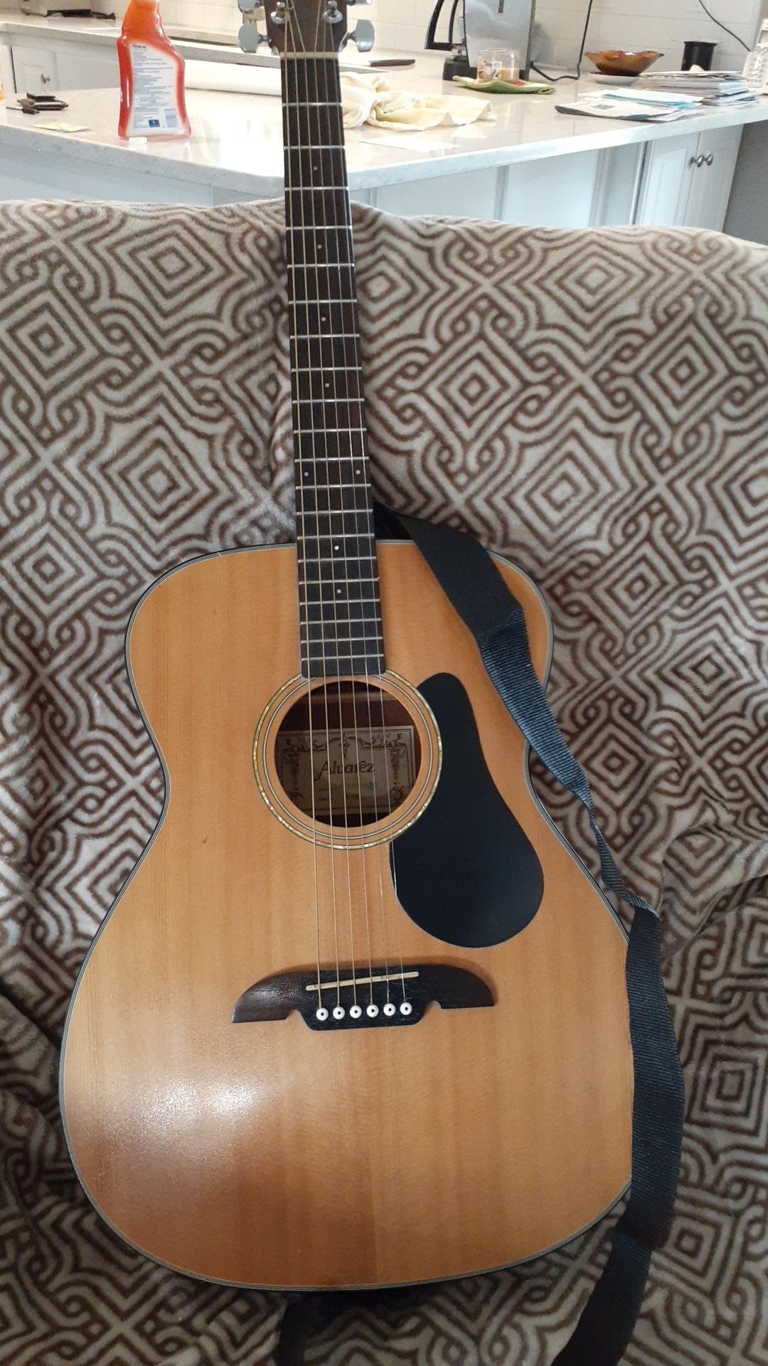 Beautiful Alvarez acoustic guitar! model number RFA comes with the backstrap new strings