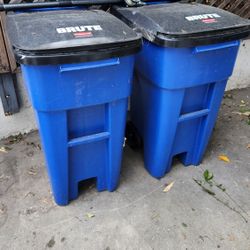 Rubbermaid Commercial Products BRUTE Rollout Heavy-Duty Wheeled Trash/Garbage Can, 32-Gallon, Blue