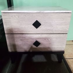 1 Nightstand 