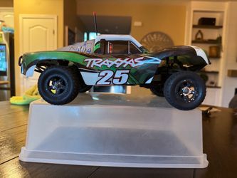 Traxxas Slash 4x4 1/16 Brushless Valineon + PARTS