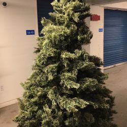 7 1/2 feet good condition Christmas tree need to replace the light