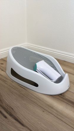 Angelcare bath support with a Frida rinse cup included.