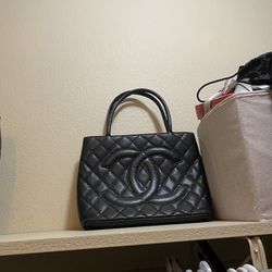 Authentic Chanel Bag for Sale in Lancaster, TX - OfferUp
