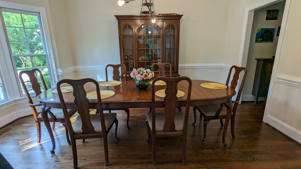 Thomasville Dining Table +6 Chairs, Hutch Cabinet 