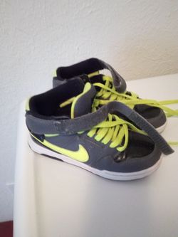 Boys Nike's size 2Y