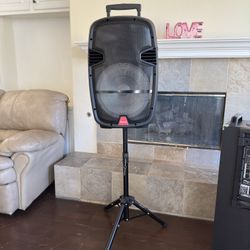 Rechargeable Music player - 15” Woofer  MICROPHONE & CHARGER INCLUDED ! Bluetooth - Fm Radio - Rechargeable  USB PORT - SD MEMORY SLOT - Portable  Com