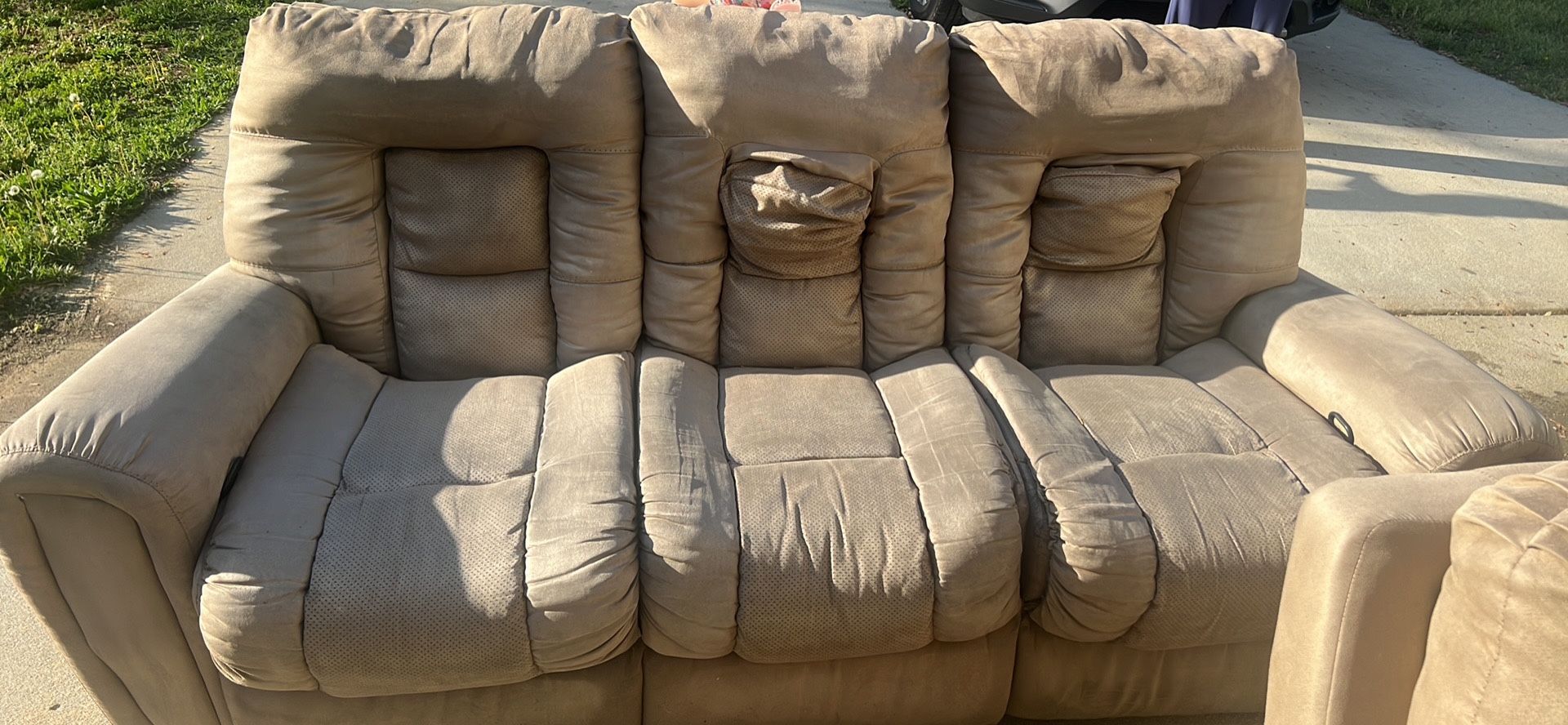 2 Couches Recliner In Good Condition