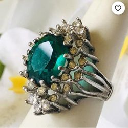 Vintage 18 KT HGE Gold Electroplated Marked UNCAS Stunner .. Emerald Green Glass Rhinestone Cluster Statement Cocktail Ring .. Size 5